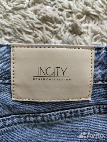 Джинсы клеш от колена insity