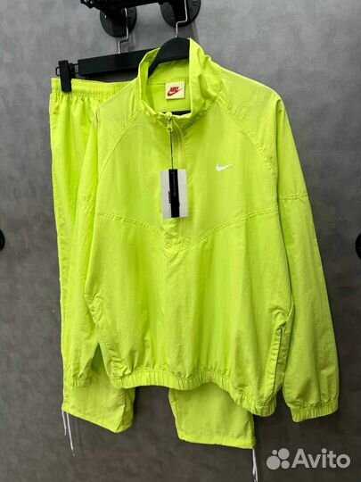 Яркий костюм Stussy