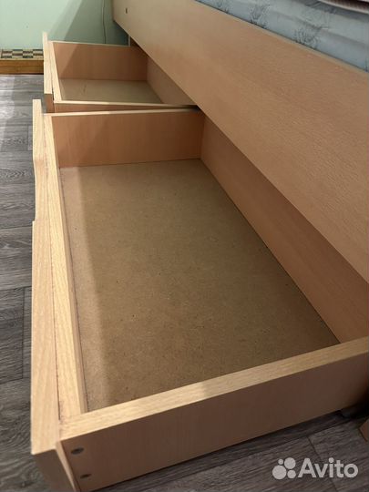 Кровать односпальная с ящиками и матрасом