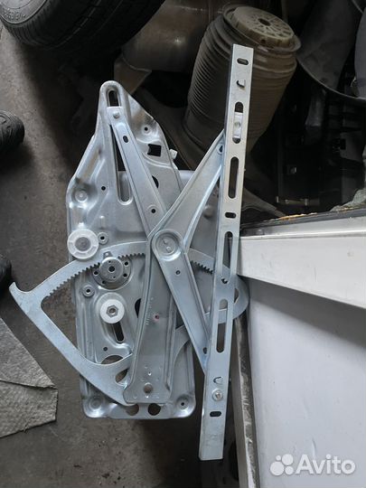 Стеклоподъемник правый передний Mercedes W140