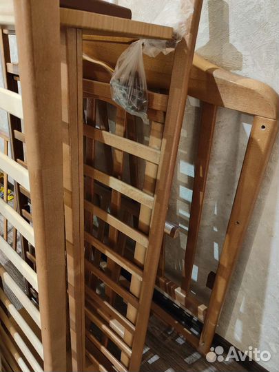 Кровать детская с маятником