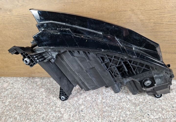 Skoda Enyaq фара левая