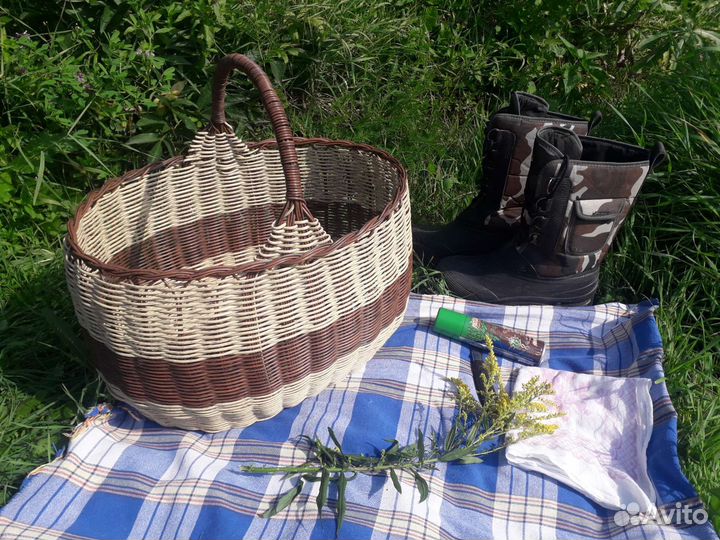 Грибная корзинка из ротанга двух цветов