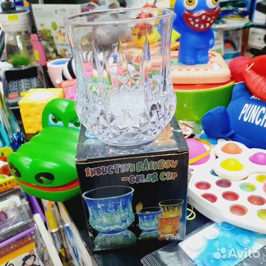 Светящийся стакан при наливании воды