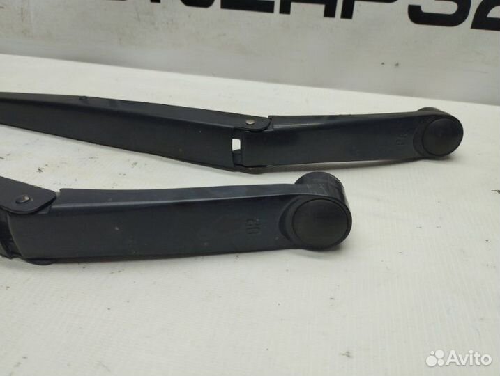 Поводок дворника Hyundai Solaris седан G4FC 2011