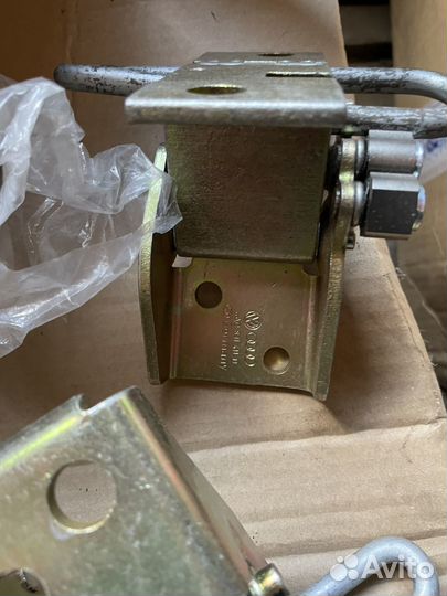 Петля передняя Audi A4 B5/Passat B5