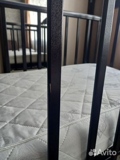 Детская кроватка с маятником