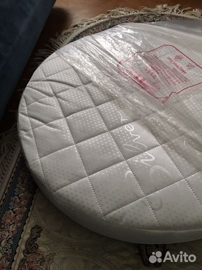 Матрас в круглую кроватку новый