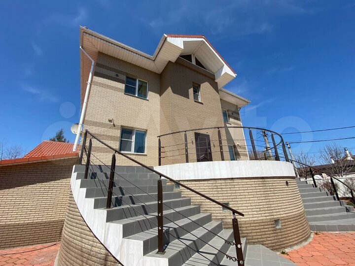 Коттедж 330 м² на участке 16 сот.