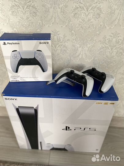 PlayStation 5 с двумя геймпадами