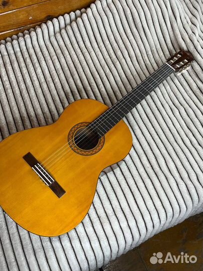 Продаётся классическая гитара yamaha C40