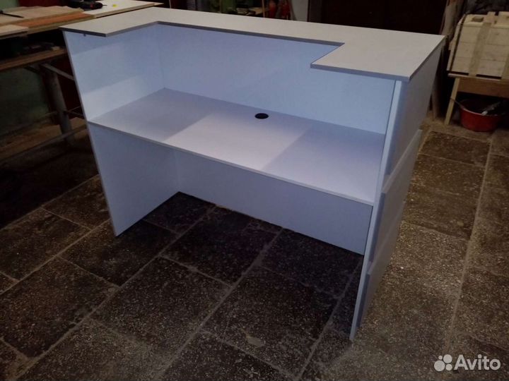 Стойка ресепшн П-образная, новая