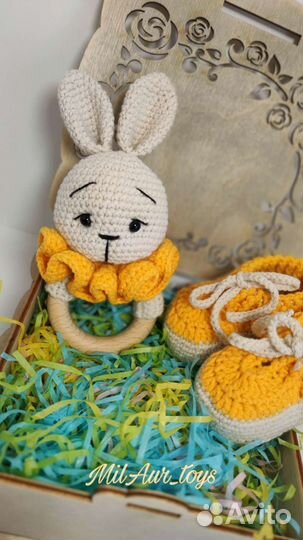 Погремушка и пинетки ручной работы