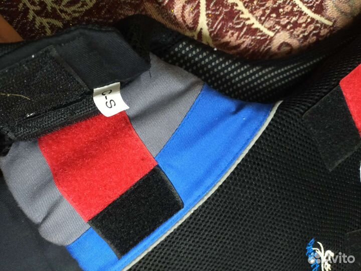 Шлем детский, сапоги и жилет для верховой езды