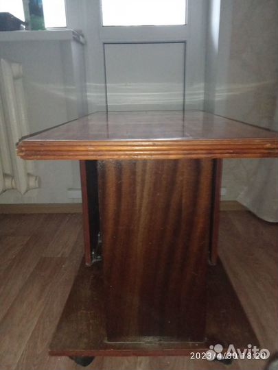 Журнальный столик полированный на колëсиках