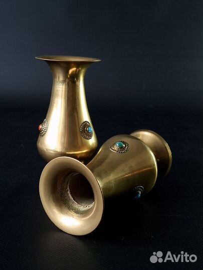 Ваза для цветов из латуни с камнем