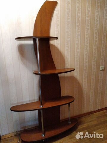 Декоративная стенка-этажерка