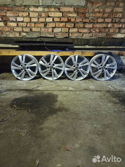 Литые диски r15 на Skoda Rapid бу