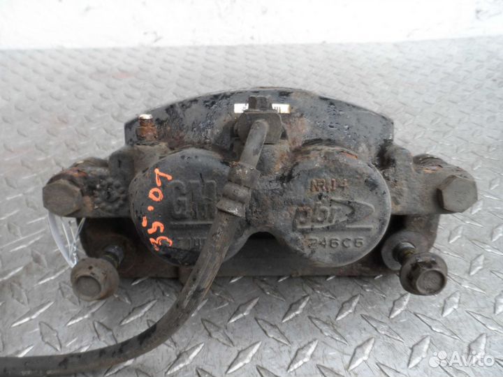 Суппорт передний правый GMC Yukon 2 GMT9