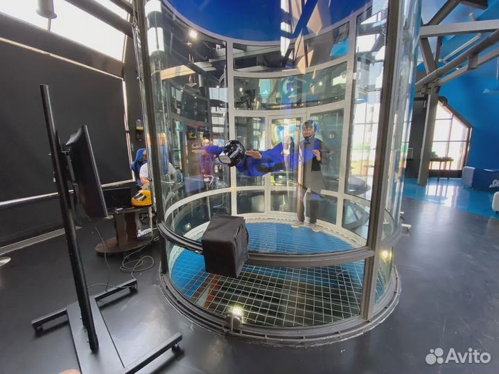 Полет в аэротрубе в очках виртуальной реальности