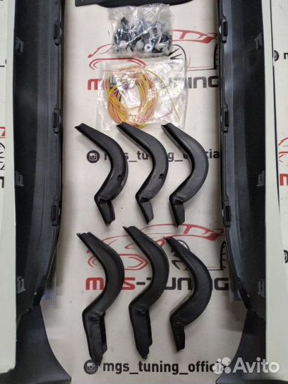 Пороги на Lexus LX с подсветкой белый перламутр