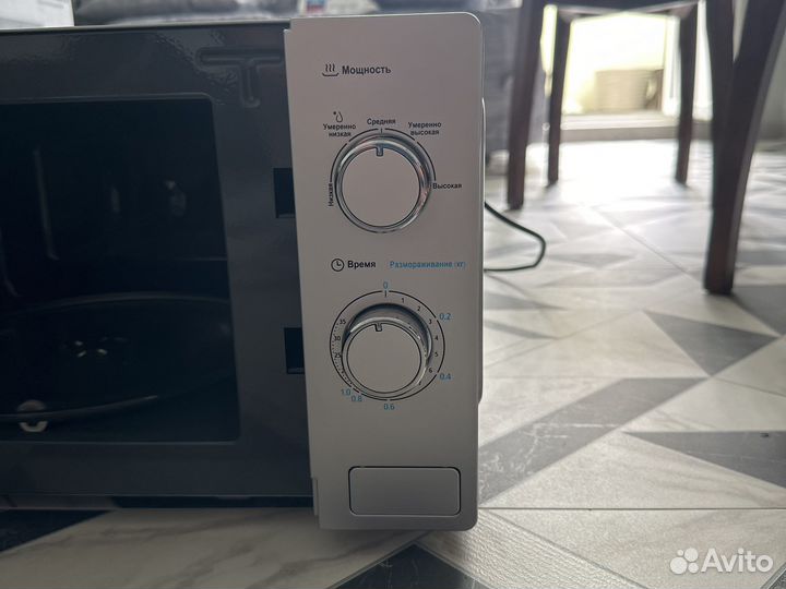 Микроволновая печь соло Midea MM720C4E-S