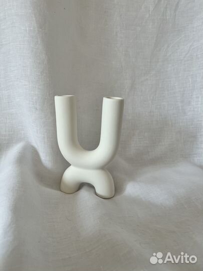 Белый керамический подсвечник