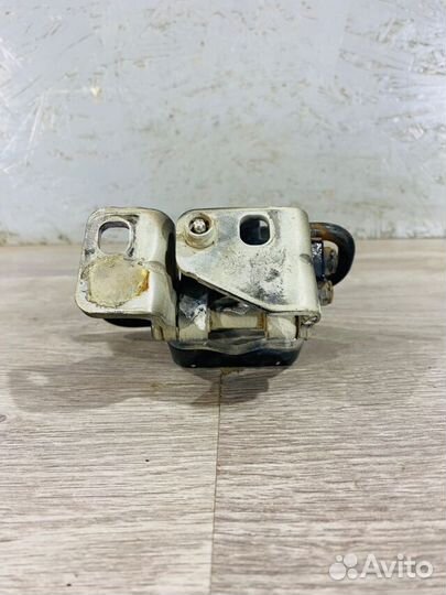 Петля двери зад лев низ volkswagen golf mk5 1.4 AMT DSG хетчбек