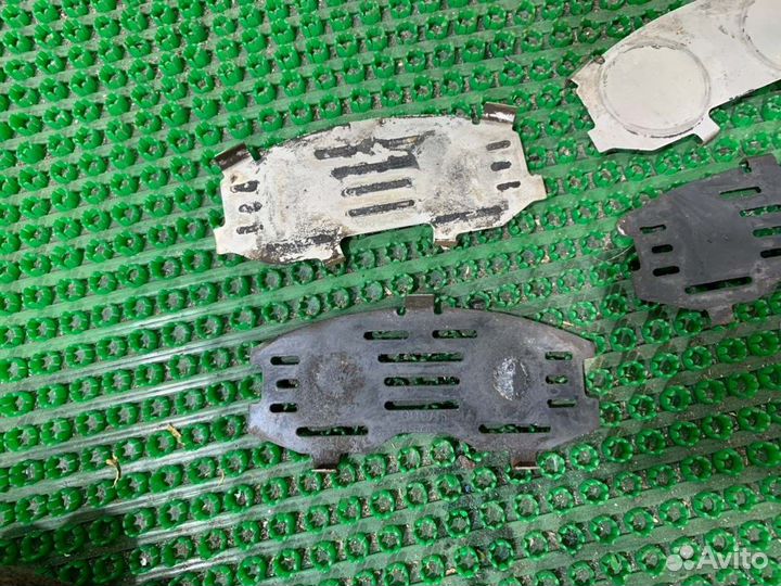 Противоскрипные пластины Subaru переднее Subaru