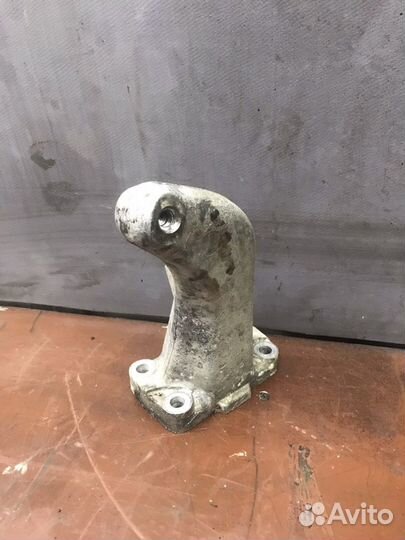 Кронштейн двигателя om615 mercedes