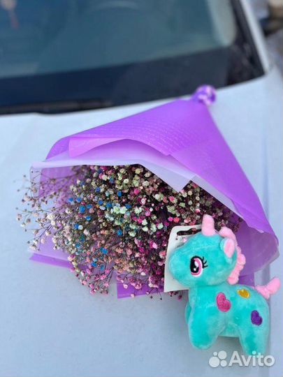 Мини букет из гипсофилы с единорожкой