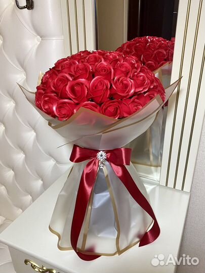 Букет из красных мыльных роз в пленке