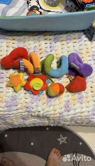Детский игровой коврик и играшки для малыша