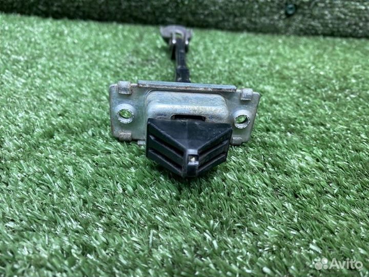 Ограничитель двери передний правый Mazda 3 BK