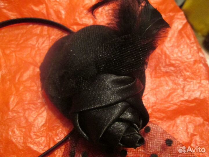 Ободок для волос с черной шляпкой