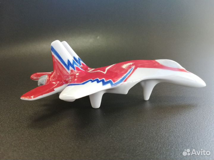 Фарфоровая статуэтка истребителя су -27