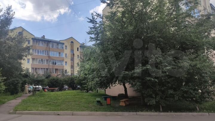 Доля в 3-к. квартире, 98,4 м², 1/5 эт.