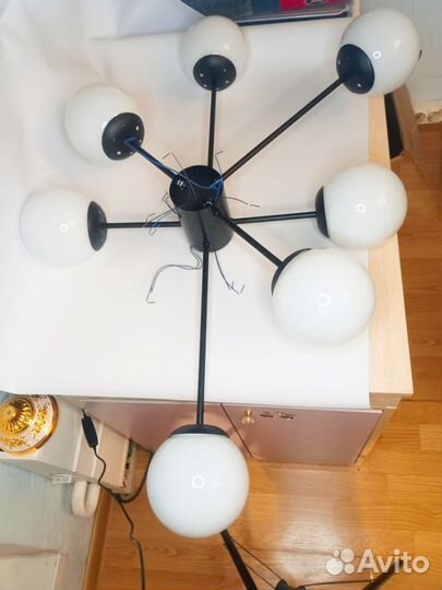 Потолочная люстра с 8 плафонами