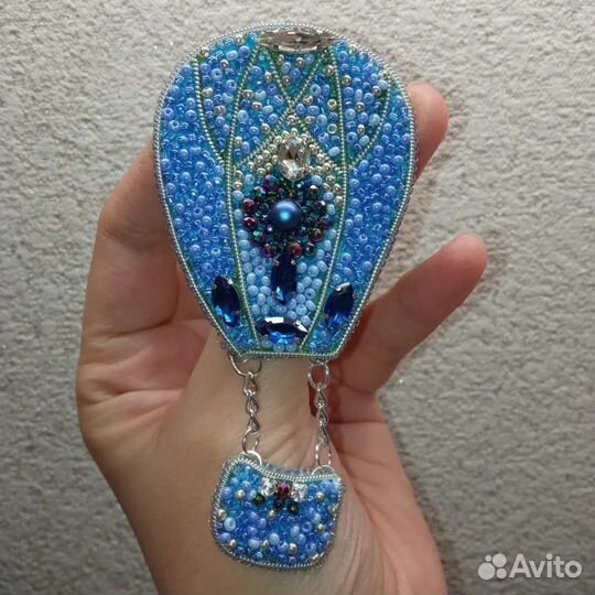 Брошь ручной работы из бисера