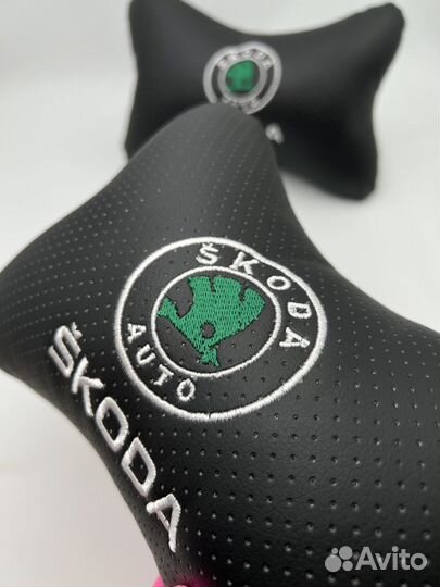 Подушки под голову эмблема Skoda надпись Шкода