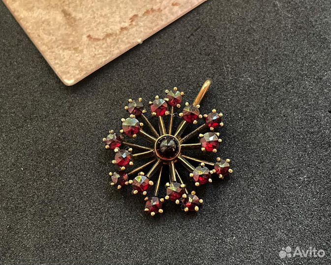 Антикварная подвеска с гранатами