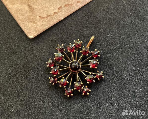 Антикварная подвеска с гранатами