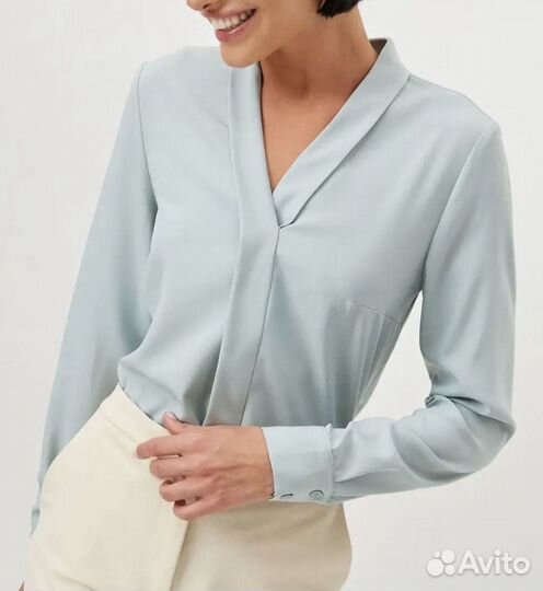 Блузка голубого оттенка