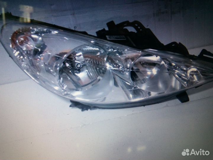 Фара Peugeot 207