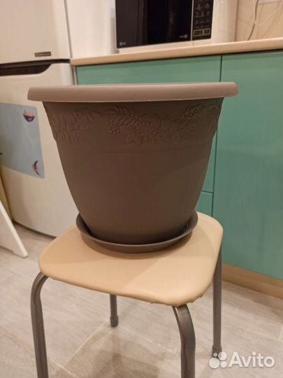 Большой цветочный горшок