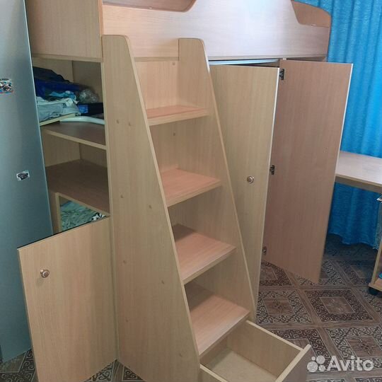 Уголок школьника(двухъярусная кровать)