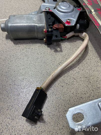 Стеклоподъемник задний правый Nissan Cube 1999 г