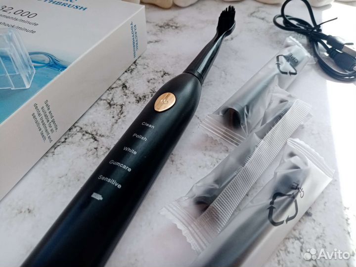 Электрическая зубная щетка с 4 насадками