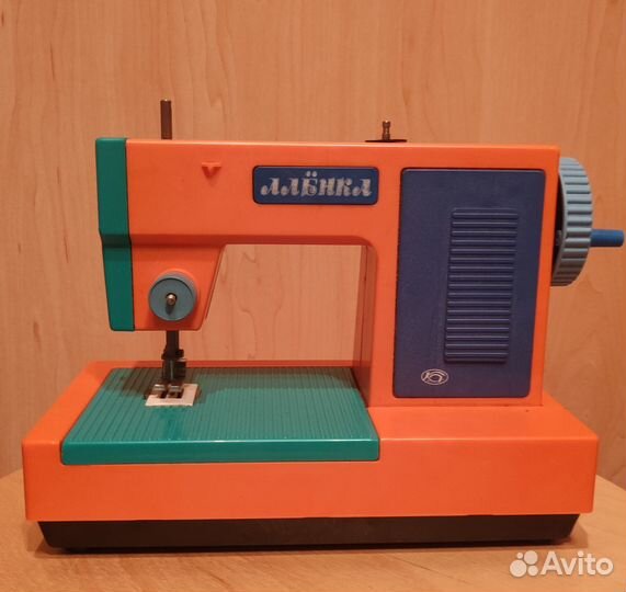 Детская швейная машинка Аленка