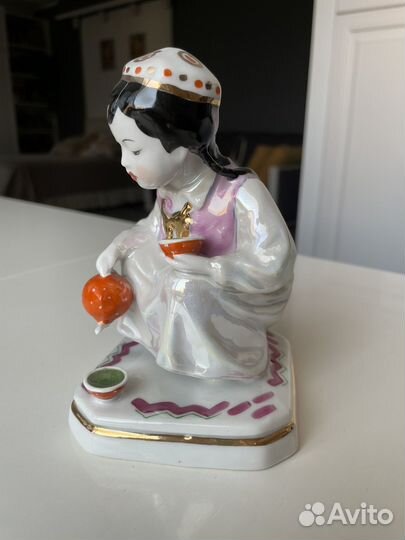 Статуэтка узбечка с чайником